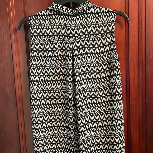 Preloved H&M sleeveless Black and white print top - Picture 3 of 6